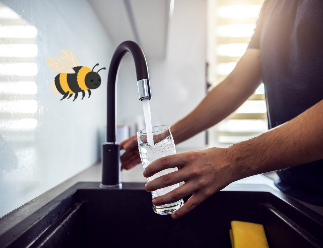 Een hand tapt water uit de kraan in een glas