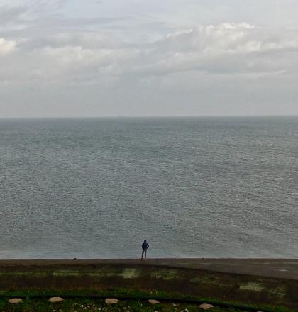 Koen Zuurbier op de dijk bij het IJsselmeer