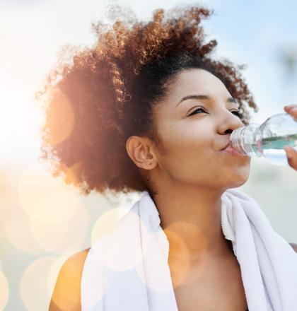 Vrouw drinkt water2 istock