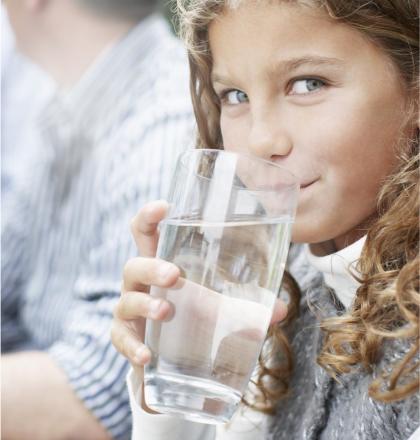 Meisje drinkt water
