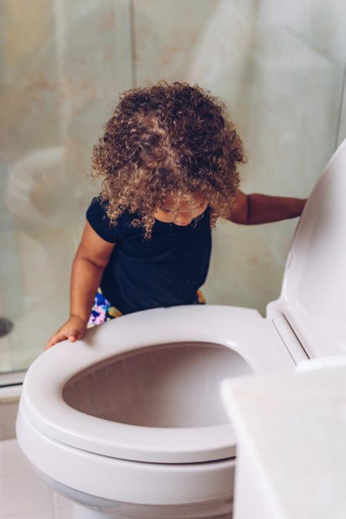 kindje spoelt toilet door