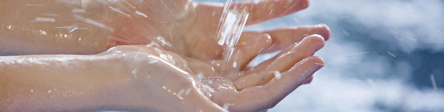 Opspattend water op handen.