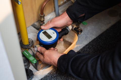 Slimme watermeter handen