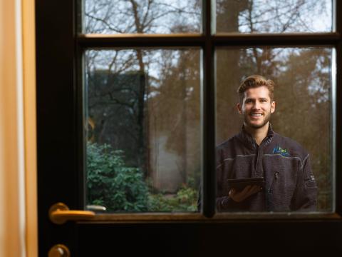 Monteur contactbutton foto