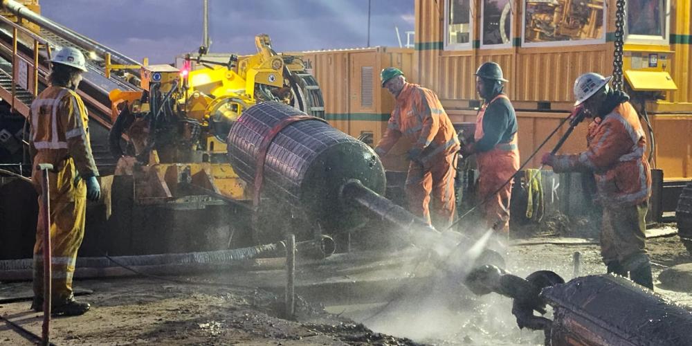 Schoonspoelen boorstang en loskoppelen van de boorinstallatie