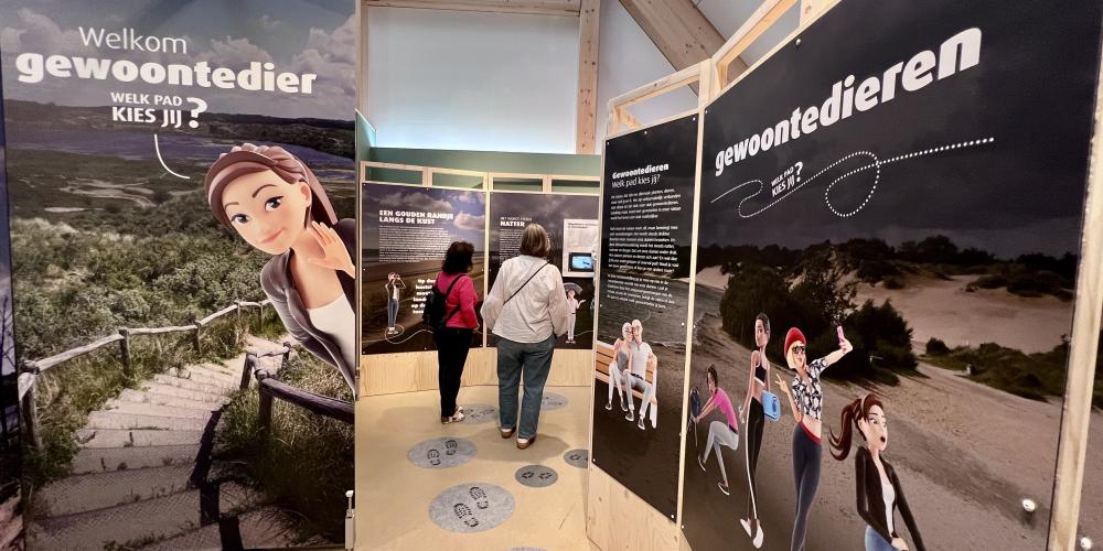 Tentoonstelling Gewoontedieren met bezoekers