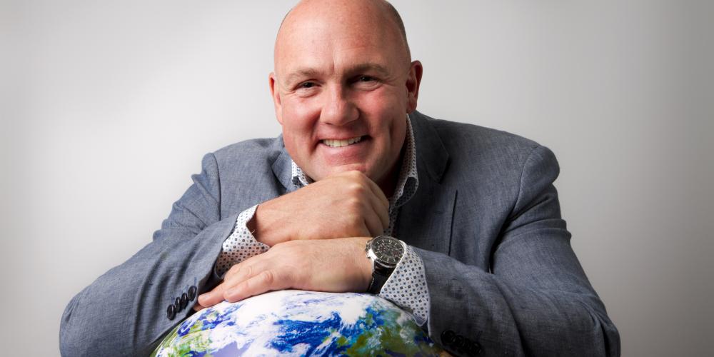 portret andré kuipers met wereldbol