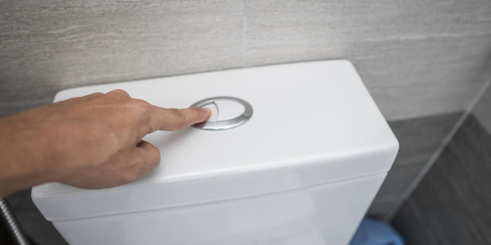 Toilet met kleine spoelknop