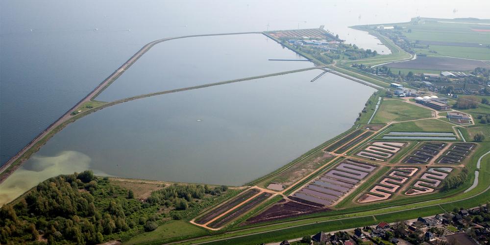 Per jaar wordt 25 miljoen kuub water uit het IJsselmeer direct volledig gezuiverd tot drinkwater.