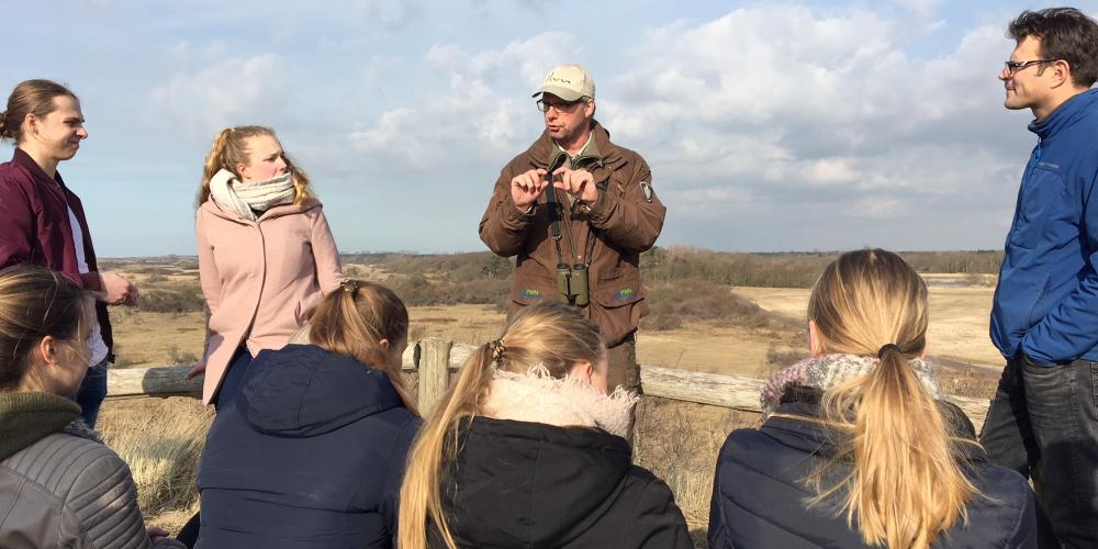 studenten op excursie met de boswachter