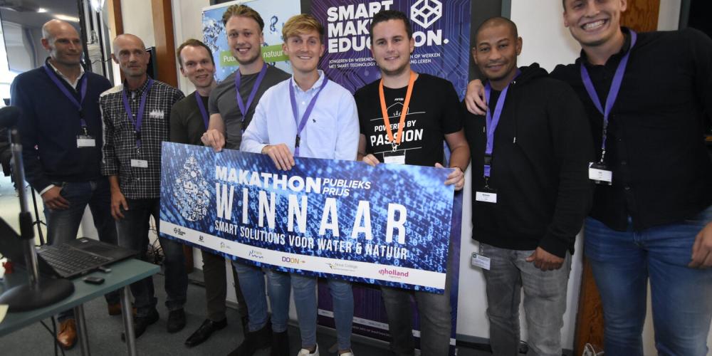 Groepsfoto tijdens makathon deze groep heeft gewerkt aan een idee klimate control