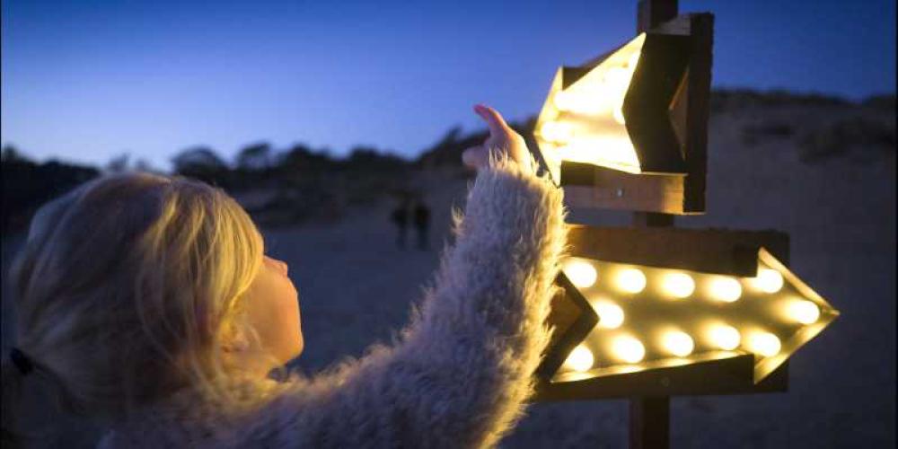 meisje in het donkere duin bij een verlichte ster