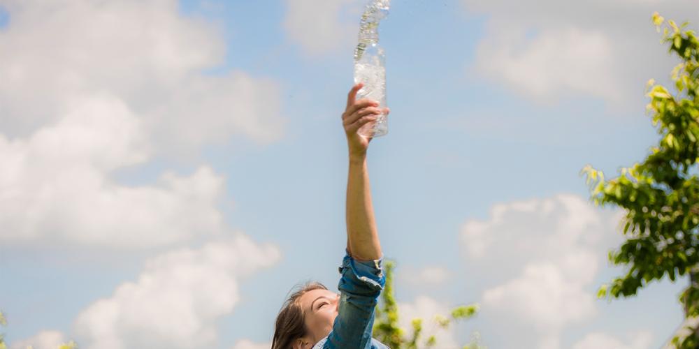 meisje met waterfles