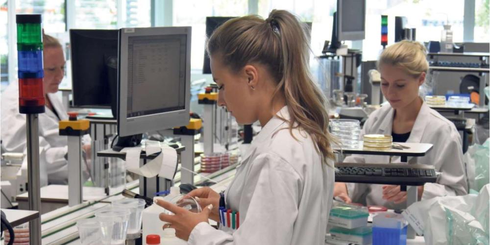 onderzoekers waterlab