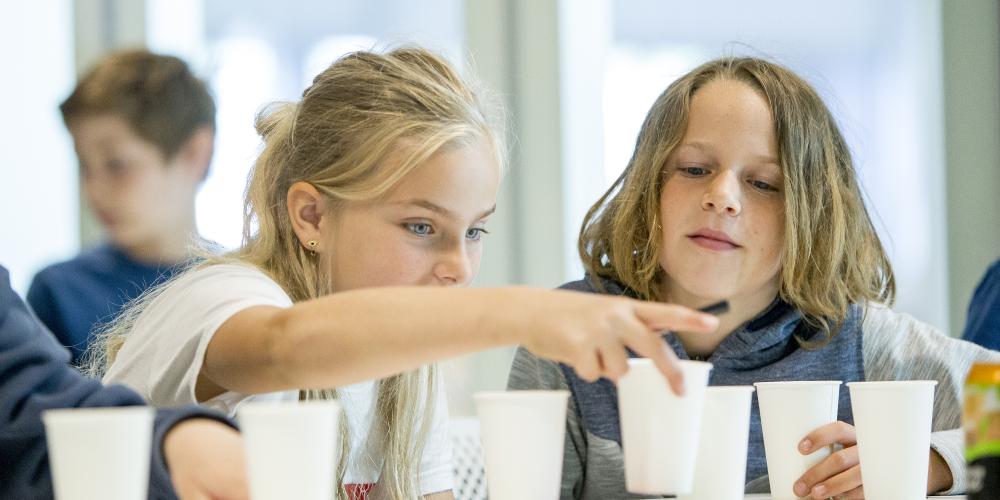 Kind proeft kraanwater en flessenwater